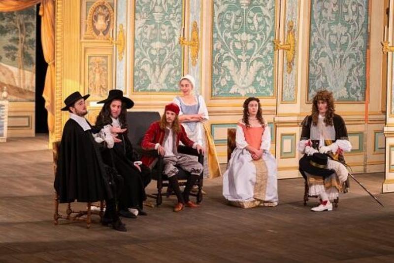 Scène de théâtre classique de Molière avec acteurs en costumes d’époque